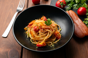 Linguine con bottarga di muggine e pomodorini, pasta Italiana 