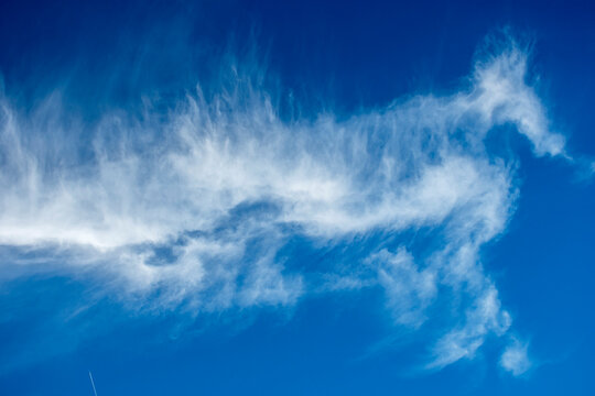 Cielo azul, nubes cirros o cirrostratos formadas por ch&iacute;stales de hielo