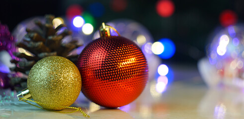 Obraz premium Various Christmas toys are placed on the table.