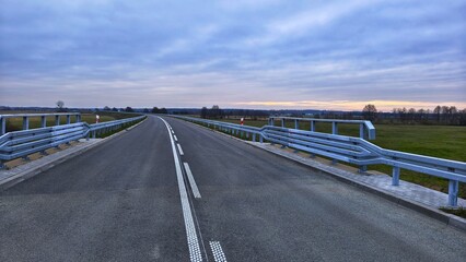 Budować nową drogę.