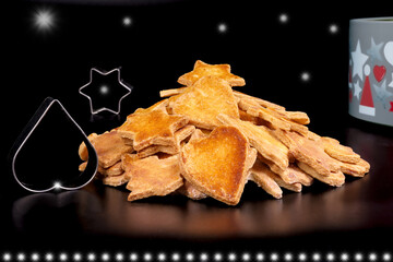 biscuits de no&euml;l fait maison pr&eacute;sent&eacute; sur fond noir