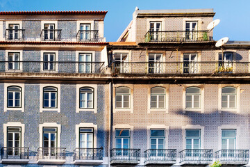 Obraz premium Typical old buildings in Lisbon's lower town, with their windows with balconies, lanterns, and decorative tiles. Lisbon, Portugal, 2023