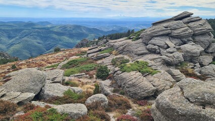 Magnifique panorama sur la plaine languedocienne depuis les chaos rocheux des crêtes du Mont Caroux (Occitanie)