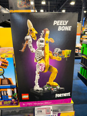 Obraz premium Lego Fortnite Peely Bone Character Building Set Display