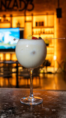 Coctel frutal servido en copa con decoración de frutos rojos”