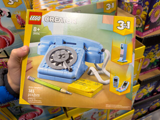 Naklejka premium LEGO Creator Retro Telephone Set Display