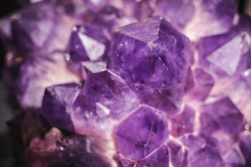 Obraz premium Closeup of deep purple amethyst crystals with sharp geometric facets and rich translucent texture