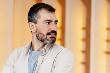 Obraz premium Bearded adult man looking away thoughtfully on copy space
