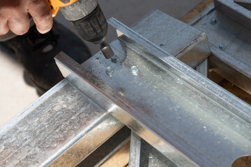 Primer plano manos con herramienta de trabajo, atornillador , construcci&oacute;n en seco