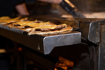 Carne asada con queso derretido, primer plano, desenfoque selectivo
