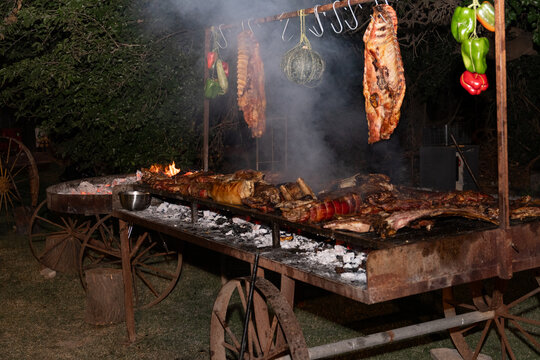Carne en la parrilla asado argentino