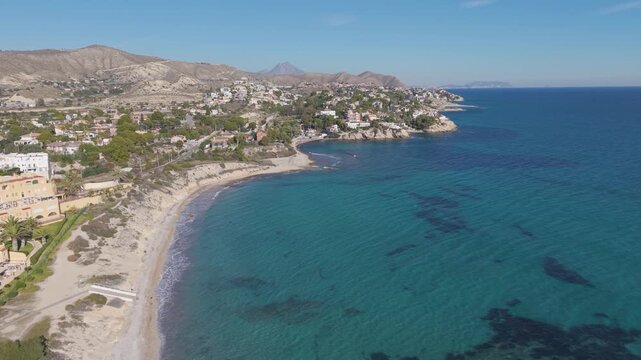 Vista a&eacute;rea de una playa aislada en Alicante, Espa&ntilde;a
