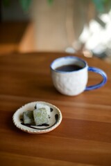 ホットコーヒーとおやつの抹茶クッキー