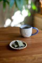 ホットコーヒーとおやつの抹茶クッキー