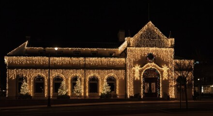 Fototapeta premium Ornate building adorned with Christmas lights