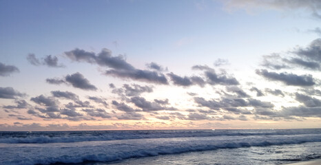 Obraz premium Dramatic Sky at Dusk: Cloudscape Over the Horizon ​Serene Ocean Sunset: A Moment of Calm