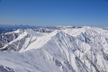 冬の谷川岳山頂から見る万太郎尾根