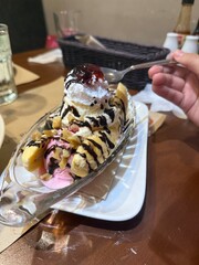 banana split ice cream with chocolate