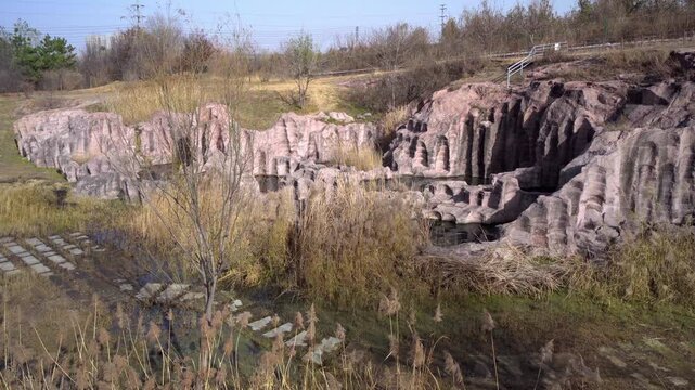 The stone pits left from quarrying and making millstones, the chisel marks on the natural rocks, and the irregularly shaped stone pits.