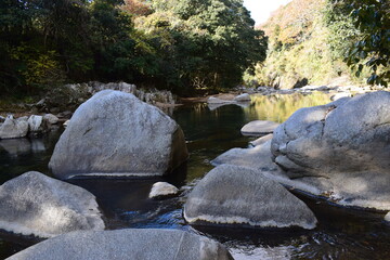 山峡の川に佇む花崗岩の巨石と静かな淵