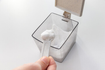 計量スプーンですくった白砂糖