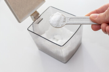 計量スプーンですくった白砂糖