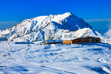 冠雪の北アルプスの立山の室堂