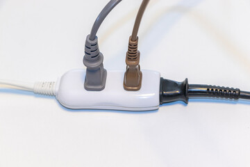 電源タップに差し込まれたプラグ