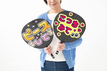 うちわを持つ女性　アイドル　推し活