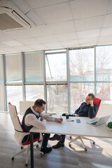 Obraz premium Two Caucasian men negotiating in an office. 