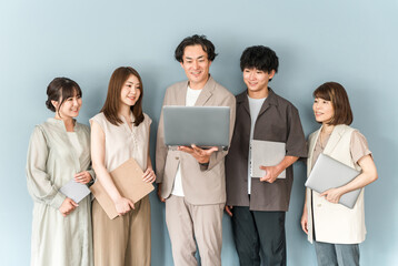 Male and female businessmen in company offices, office casual (venture companies, IT companies,...