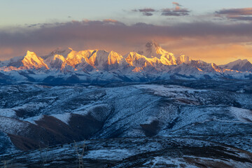 Obraz premium Golden hour of Mount Gongga and Hengduan Mountains