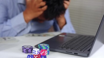 A young man loses a bet while playing online poker, facing failure and regret. A middle-aged businessman plays online poker and loses all his money, losing his gambling.