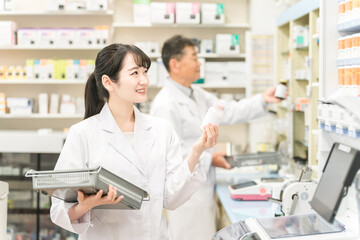 Obraz premium Pharmacists working in dispensing rooms at pharmacies, hospitals, and drugstores (prescriptions, medicines, supplements) 