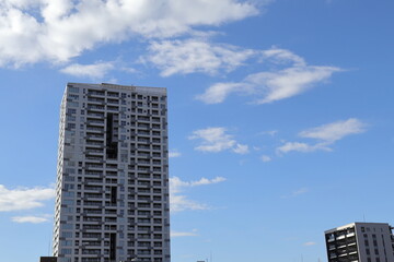 Fototapeta premium 青空とデザイン性の高い高層マンション