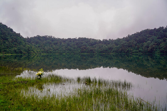 Laguna y volc&aacute;n Chikabal, Guatemala, agua, monta&ntilde;a verde