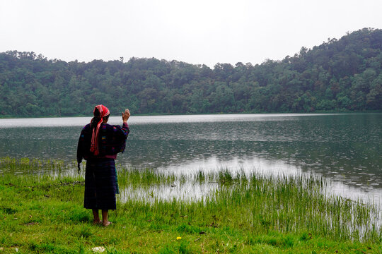 Mujer Maya en Volc&aacute;n y Laguna Chicabal, Quetzaltenango, Guatemala