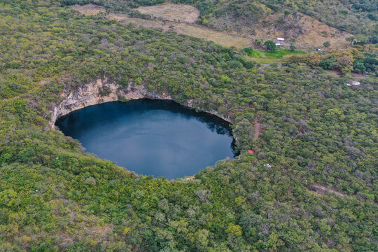 Cenotes de Candelaria, dron, monta&ntilde;a y agua cristalina
