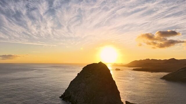 magnifique timelaps stabilis&eacute; pris en drone d'un couch&eacute; de soleil de l'ile de UA HUKA aux marquises en polyn&eacute;sie francaise