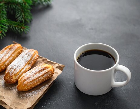 Top-Down Shot of Warm Coffee and Choux Pastry with Fir Branch on Dark Background
ダークな背景の真上撮り:モミの枝と温かいコーヒーとシュー菓子
