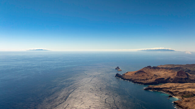 magnifique vue a&eacute;rienne des trois iles des marquises nord avec nuku hiva &agrave; l'horizon droite Ua pou &agrave; l'horizon gauche et UA HUKA en premier plan bas droit 