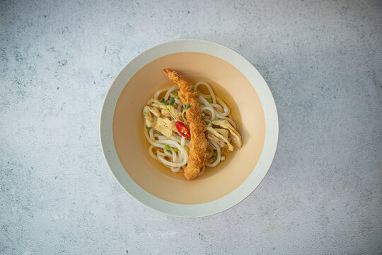Delicious Udon Noodles with Crispy Tempura Shrimp and Fish Cakes