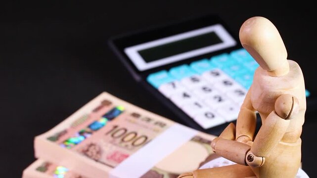 札束と計算機と木製人形　回転