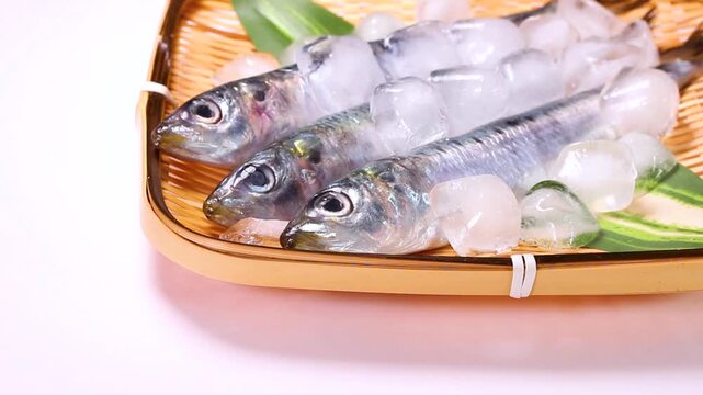 ザルの上のイワシ　回転