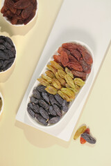 Mixed Tricolor Xinjiang Raisins Dried Fruit Varieties in White Containers