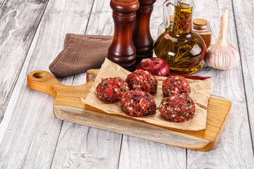 Raw beef meatballs for cooking