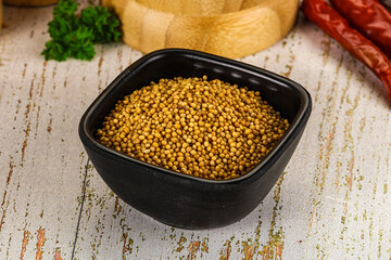 Dry mustard seeds in the bowl
