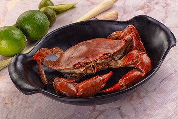 Gourmet steamed crab served lime
