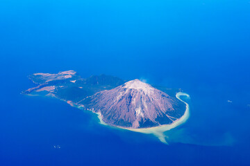 硫黄島 ( いおうじま )は 薩摩硫黄島 とも呼ばれる 火山島 【 鹿児島県 鹿児島郡 三島村 】
