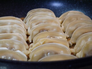 日本の家庭の食卓、できたての餃子